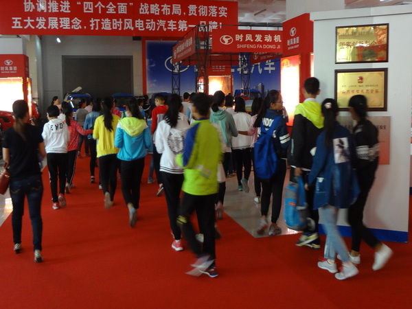 县实验小学部分小学生来2121非凡国际科技展厅开展科普日活动